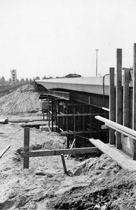 847532 Afbeelding van de aanleg van een viaduct in de T15 (de tertiaire provinciale weg Houten-Wijk bij Duurstede), bij ...